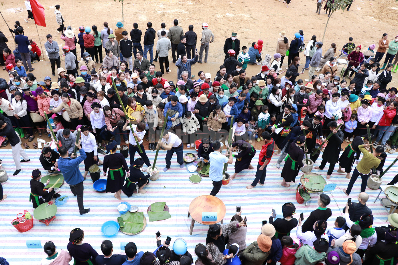 Để chuẩn bị cho lễ hội, người dân các thôn trong xã đem sản phẩm của gia đình làm ra như gạo, rau, bánh, rượu và các nhu yếu phẩm khác như củi đến sân vận động xã để tổ chức.