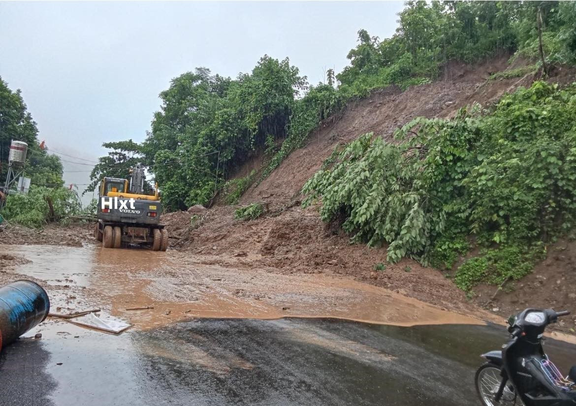 Thiệt hại về nông nghiệp theo thống kê ban đầu là khoảng 4,6ha; hơn 1.400 m2 nhà khung sắt mái nilong trồng cà chua bị ảnh hưởng.