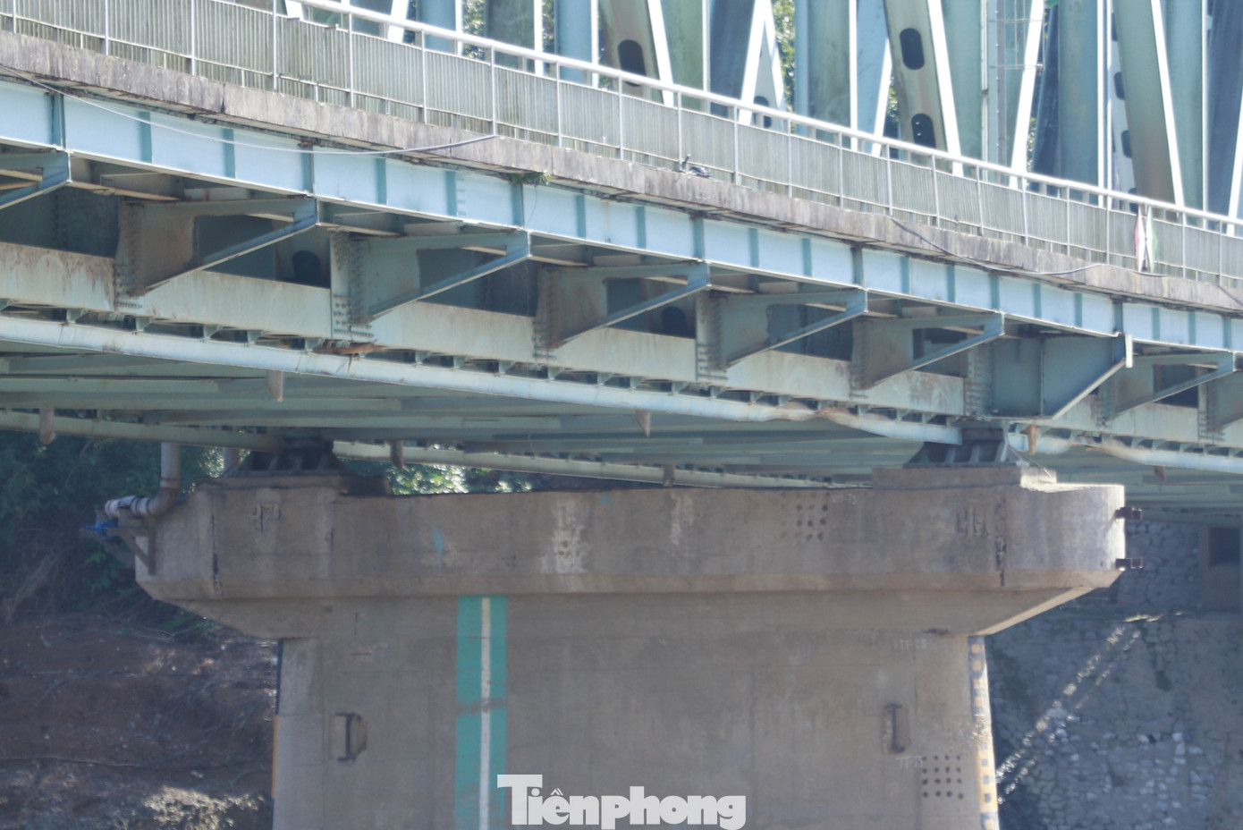 Tại vị trí trụ T5 xuất hiện nhiều rác ở chân cầu, có nhiều dấu vết va đập tại mép thành cầu, trụ cầu để lại.