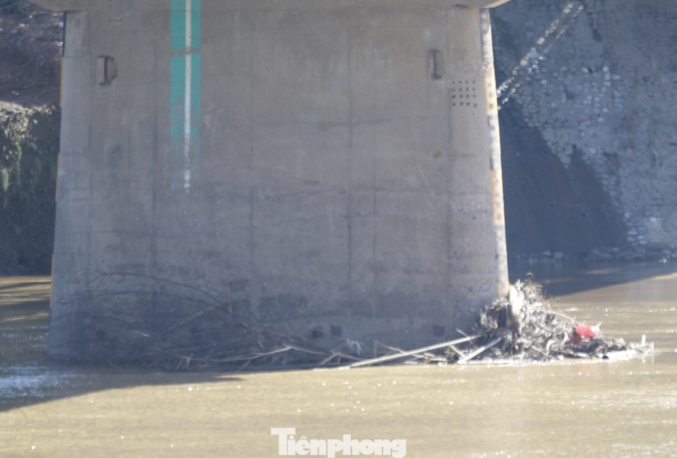 Tại vị trí trụ T5 xuất hiện nhiều rác ở chân cầu, có nhiều dấu vết va đập tại mép thành cầu, trụ cầu để lại.