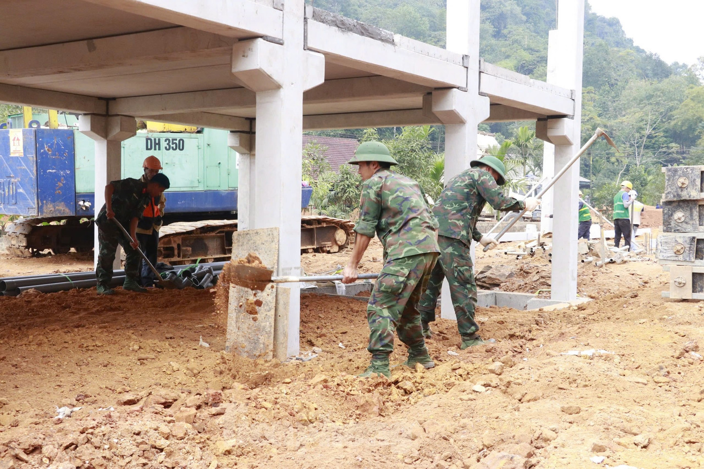 Ông Hoàng Mạnh Hà - Chủ tịch UBND huyện Lục Yên, nhấn mạnh, sự giúp đỡ của Quân khu 2 đối với địa phương trong giai đoạn hiện tại là vô cùng quan trọng, thể hiện tình quân - dân bền chặt, tình đoàn kết, đồng bào của Quân đội nhân dân Việt Nam.