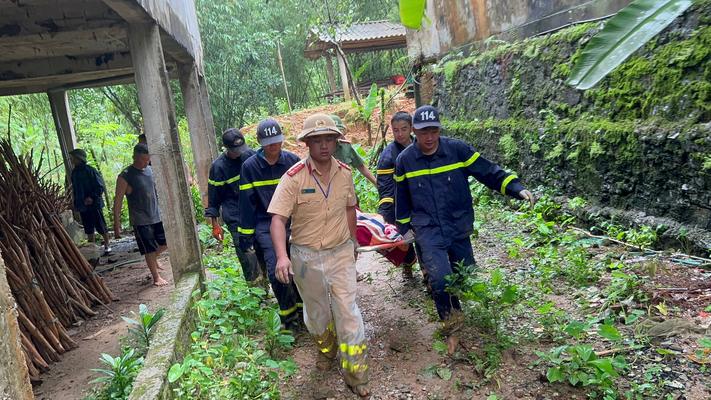 Sạt lở vùi lấp nhiều nhà và xe ở Hà Giang, một người chết ảnh 9