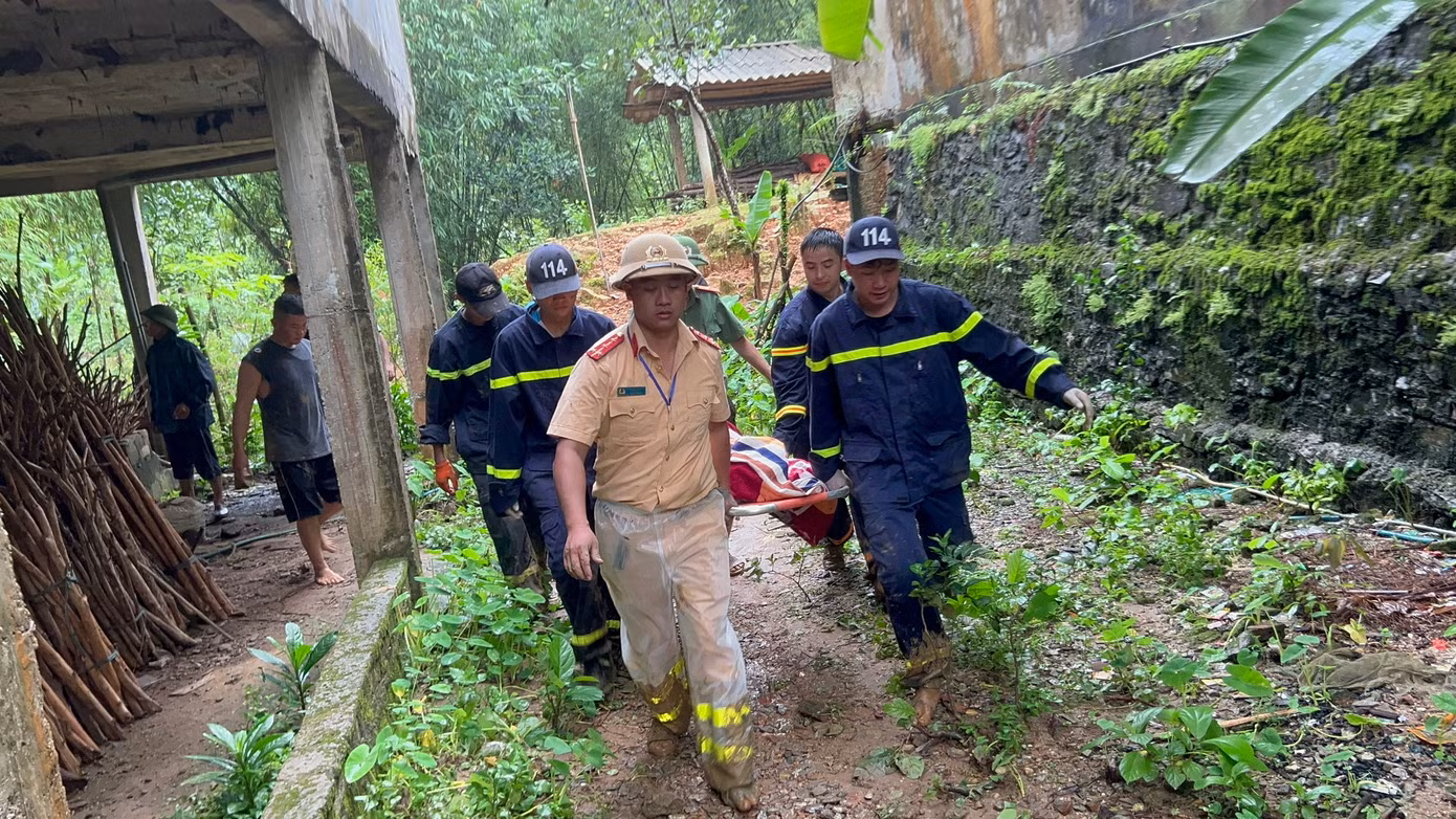 Sạt lở vùi lấp nhiều nhà và xe ở Hà Giang, một người chết ảnh 9