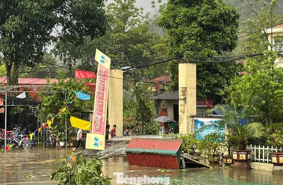 Do mưa lớn kèm gió lốc khiến nhiều trường học trên địa bàn xã bị ảnh hưởng nặng nề.
