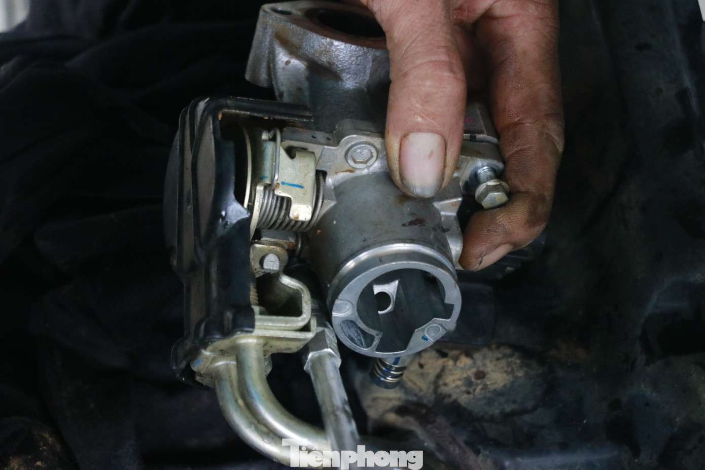 Tiến hành tháo lắp, kiểm tra bugi, bình điện, bình nhớt...