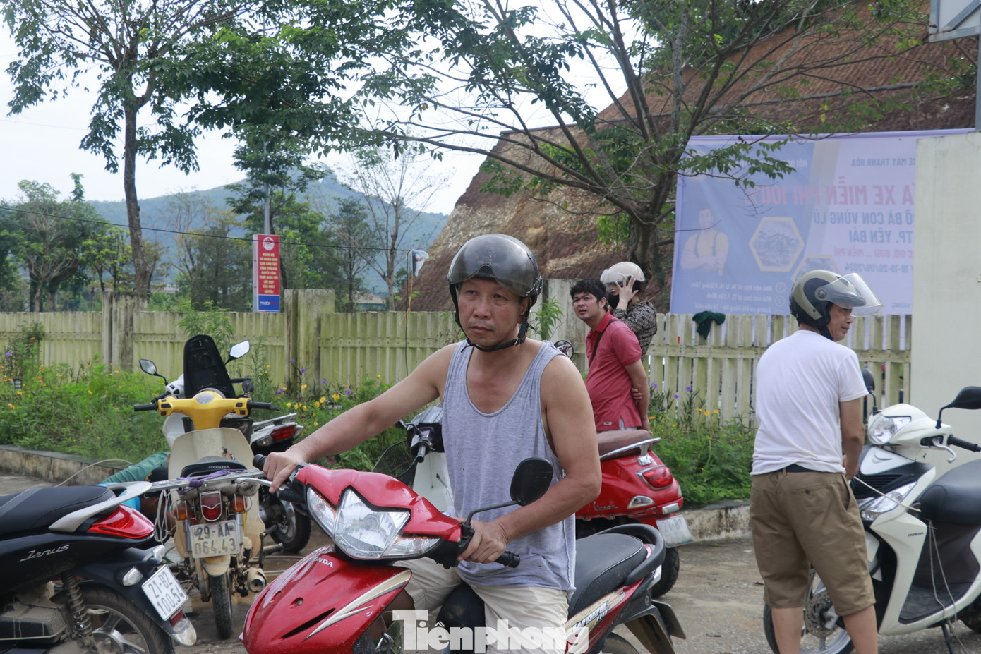 Biết thông tin về điểm sửa xe miễn phí, nhiều người dân sống trên địa bàn đã dắt xe đến nhờ hỗ trợ. Những chiếc xe đã hơn 5 ngày dầm trong nước khiến bà con hết sức lo lắng.