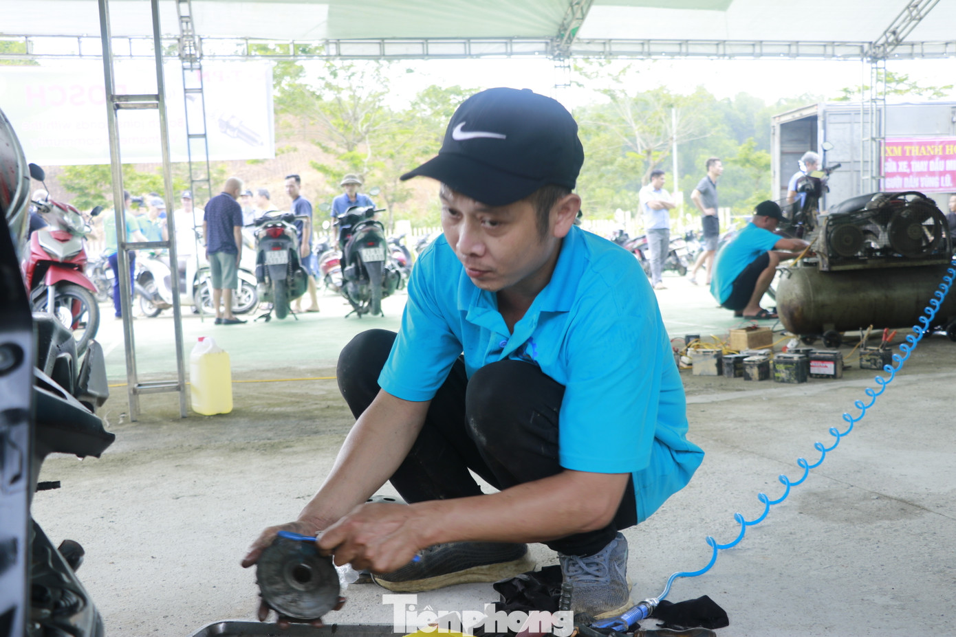 Đoàn đã huy động gần 80 thợ sửa xe máy chia làm 3 nhóm để giúp người dân sửa chữa tại 3 điểm trên địa bàn thành phố Yên Bái. Ngay trong sáng nay đã nhận hơn 100 xe bị hư hỏng do ngập úng, đã sửa chữa được hơn 30 xe.