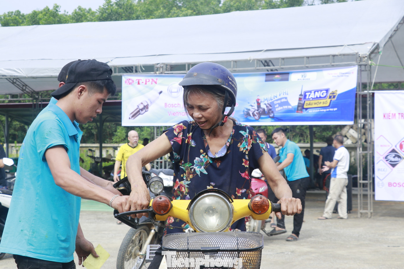 Sửa chữa xe máy bị ngập nước miễn phí cho bà con vùng lũ Yên Bái ảnh 18