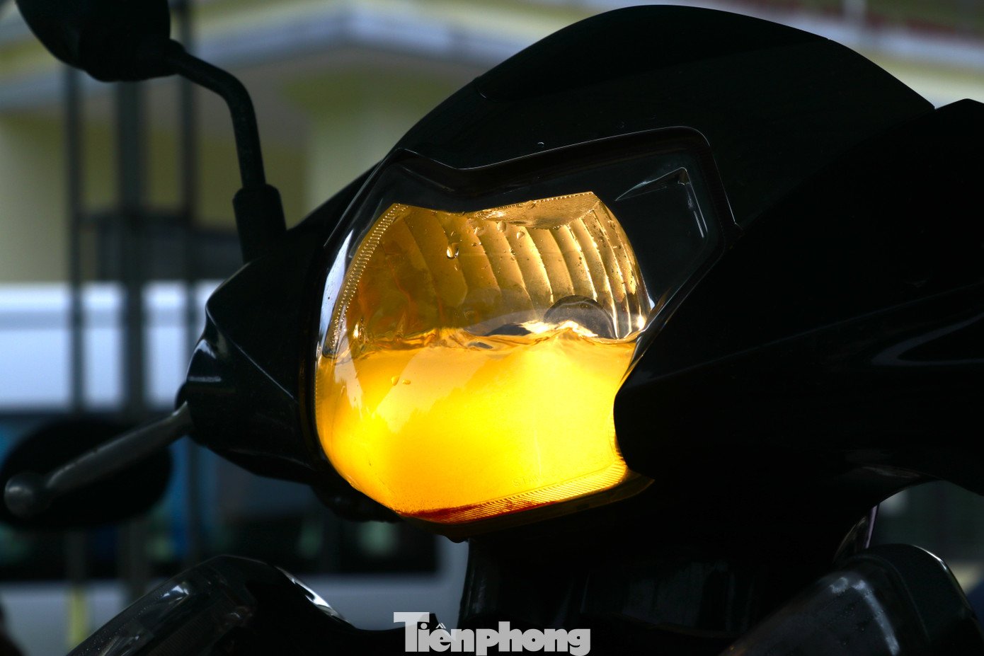 Đa phần các xe bị ngâm trong nước nhiều ngày nên chết máy, nước tràn vào bình xăng, bình nhớt, bugi. Nhiều xe "khoác" lớp bùn đỏ au, các tình nguyện viên phải xịt rửa sơ qua mới tiến hành kiểm tra, sửa chữa.