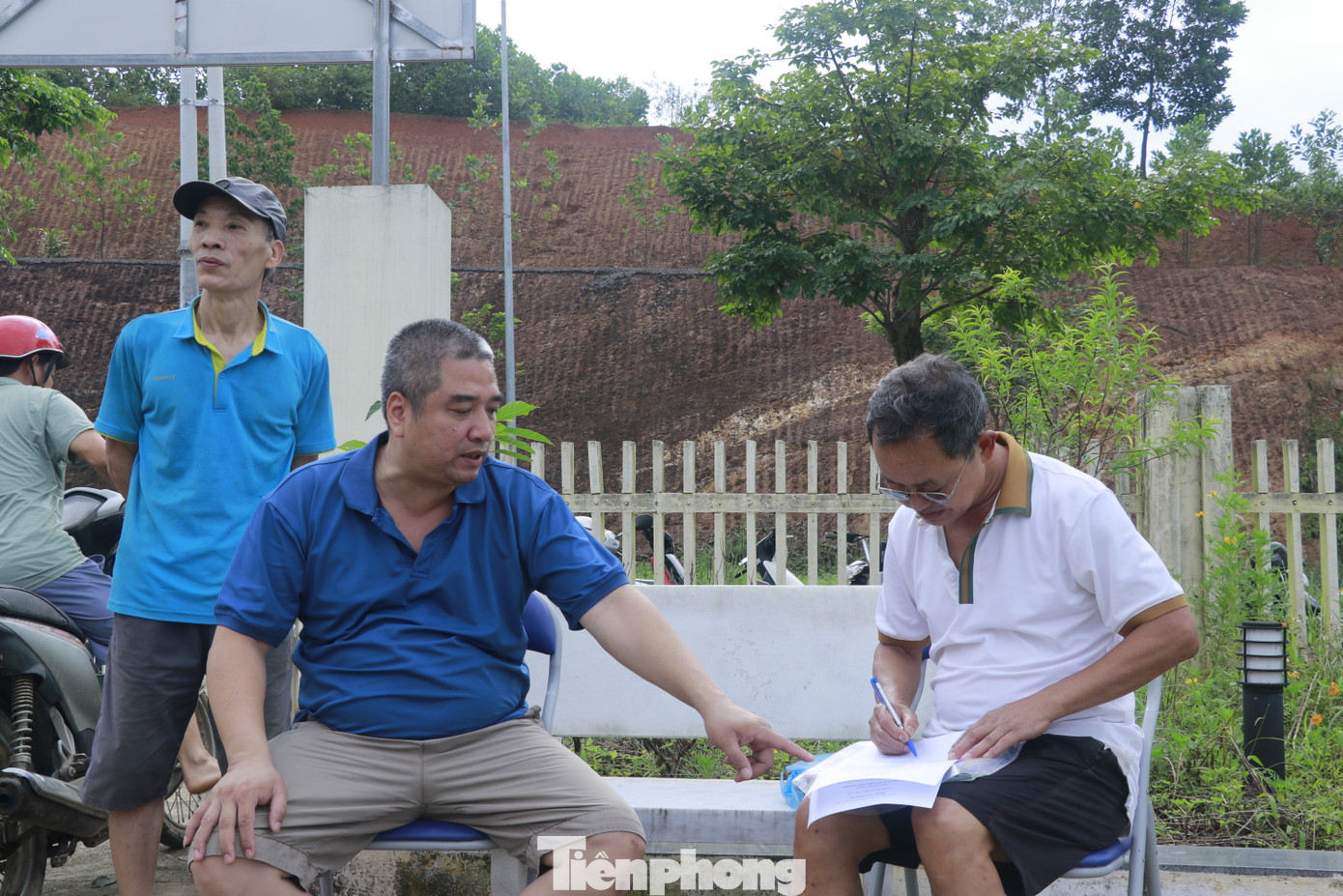 Biết thông tin về điểm sửa xe miễn phí, nhiều người dân sống trên địa bàn đã dắt xe đến nhờ hỗ trợ. Những chiếc xe đã hơn 5 ngày dầm trong nước khiến bà con hết sức lo lắng.