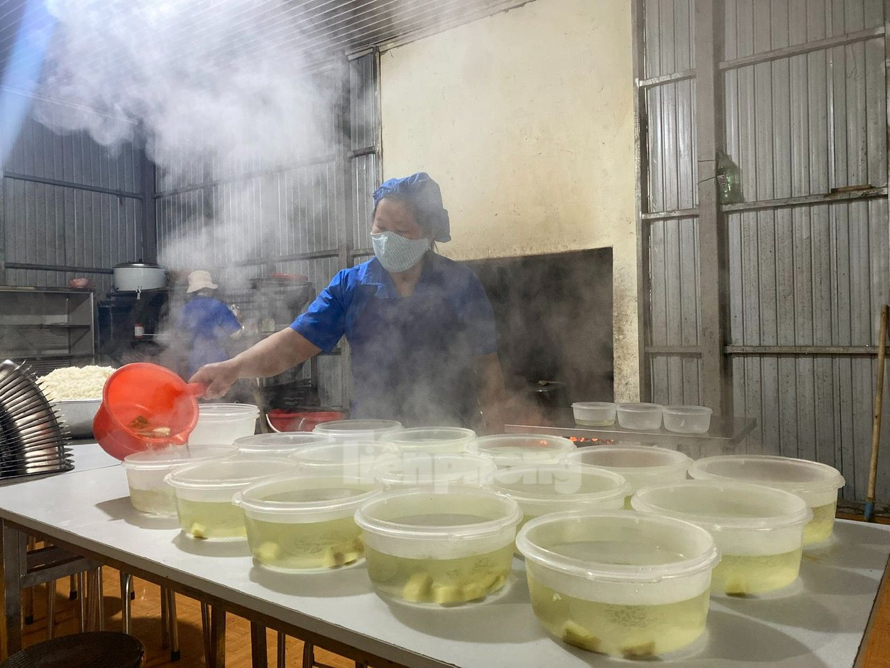 Trong giờ ăn, các em học sinh cũng được chuyển sang chế độ ăn các món canh nóng, đồ ăn nóng để giữ nhiệt.