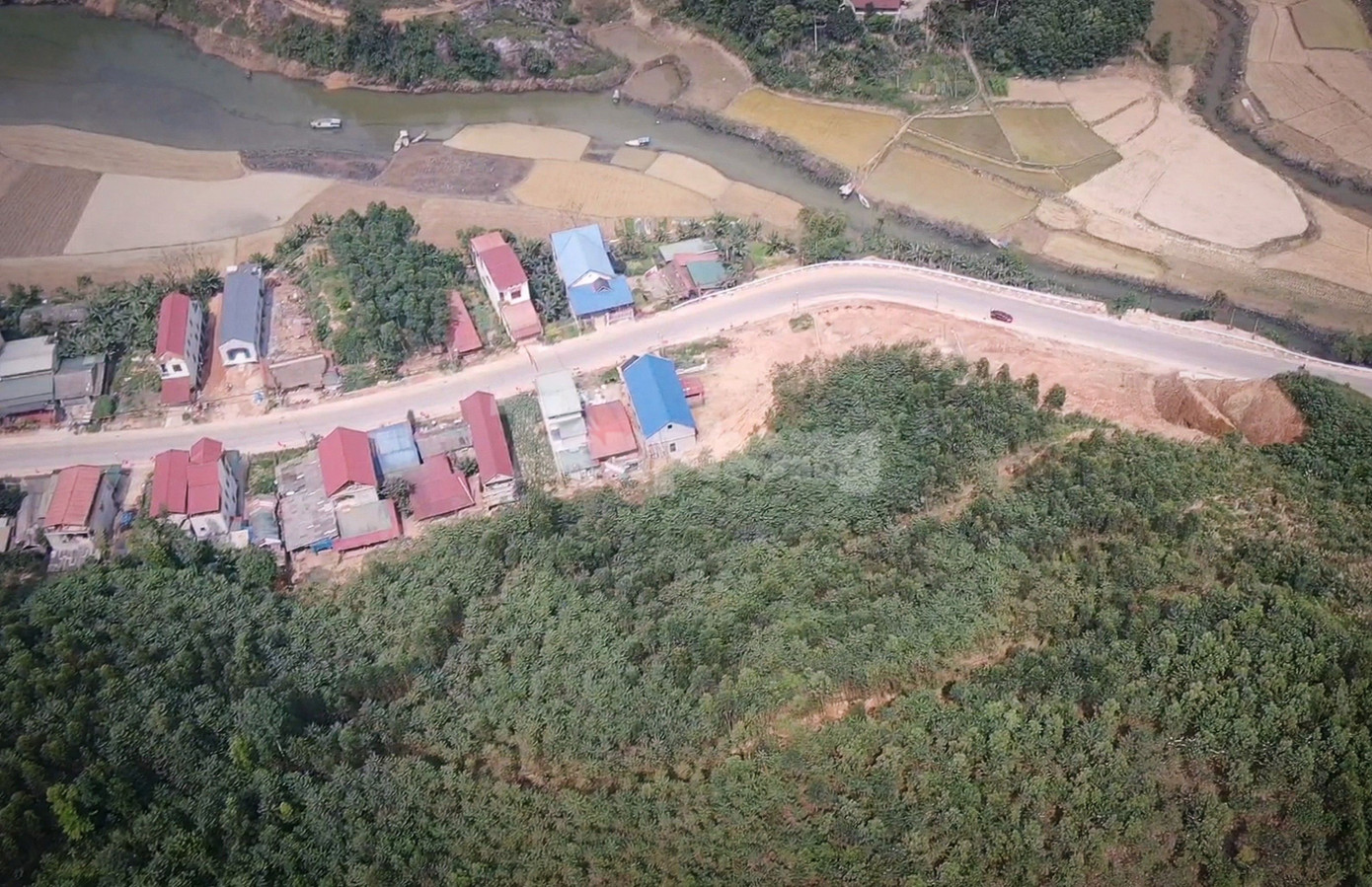 Đặc biệt, hiện trạng và diễn biến các vết nứt, mức độ sạt lở ngày càng gia tăng, đất đá trên đồi cao có nguy cơ sạt lở với khối lượng lớn bất cứ lúc nào đặc biệt là khi có mưa lớn sẽ vùi lấp, sập đổ nhà gây nguy hiểm cho tính mạng, tài sản của 8 hộ dân ở chân taluy đồi.