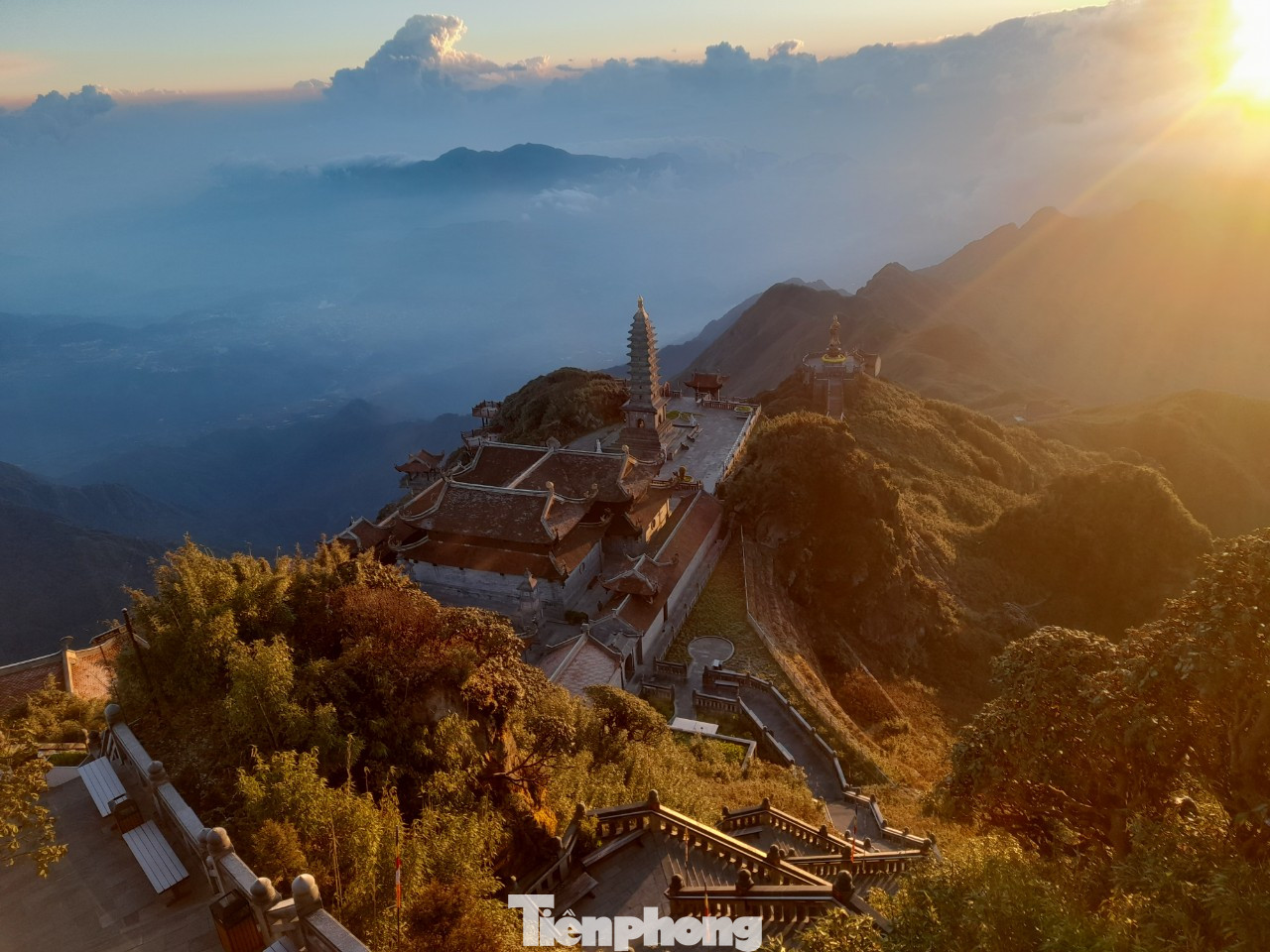 Theo thông tin từ Trung tâm khí tượng thủy văn Lào Cai, do chịu ảnh hưởng của áp cao lạnh lục địa tăng cường, thời tiết ở các địa phương vẫn rét đậm, rét hại.