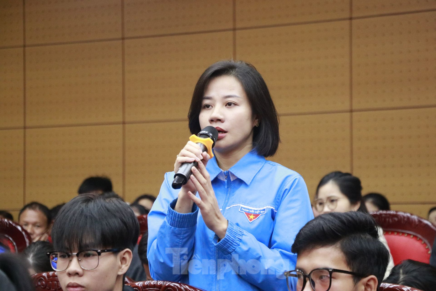 Những câu hỏi của đoàn viên, thanh niên được lãnh đạo tỉnh trả lời một cách thẳng thắn, đúng - trúng - đầy đủ. Những câu hỏi của đoàn viên, thanh niên được lãnh đạo tỉnh trả lời một cách thẳng thắn, đúng - trúng - đầy đủ.