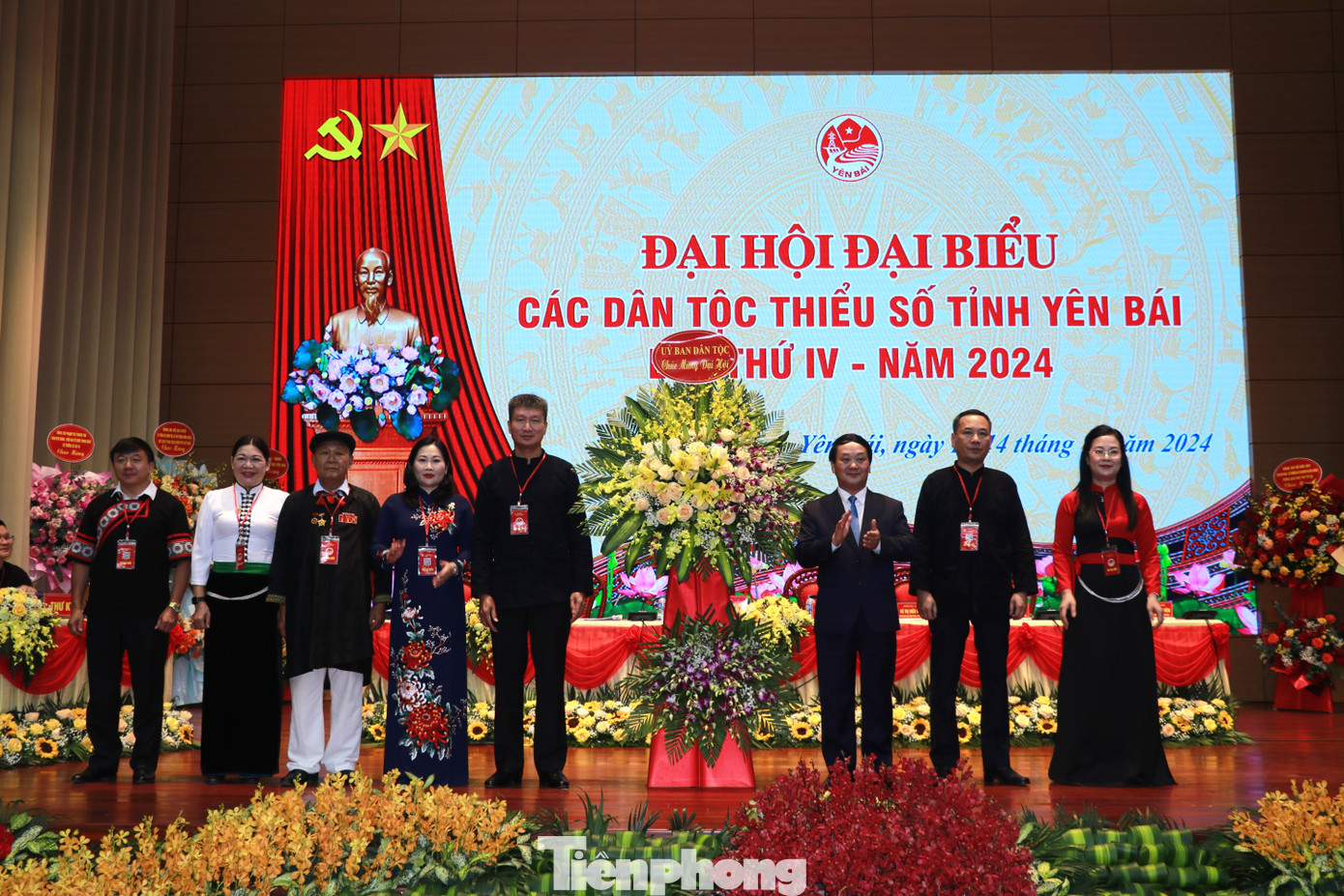 Bộ trưởng, Chủ nhiệm Uỷ ban Dân tộc Hầu A Lềnh tặng hoa chúc mừng Đại hội.