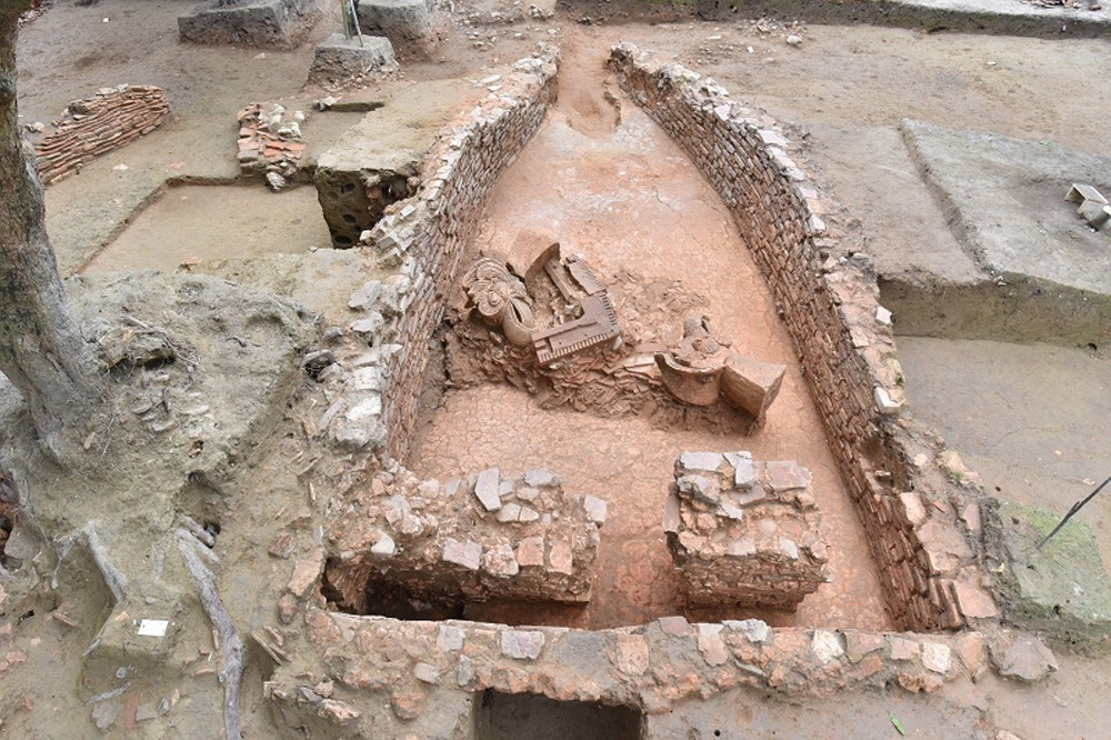 Qua nhiều lần khai quật, các nhà khảo cổ phát hiện thấy tại quần thể di tích này không ít hiện vật có hình dạng và niên đại giống với những hiện vật được khai quật ở Hoàng thành Thăng Long - Hà Nội như gạch, ngói, đá chân cột, lá đề, sen, cúc, tượng đất nung linh vật các loại như đầu rồng, phượng... cùng đồ thờ, đồ gốm sứ có niên đại thời Trần (thế kỷ XIII-XIV).