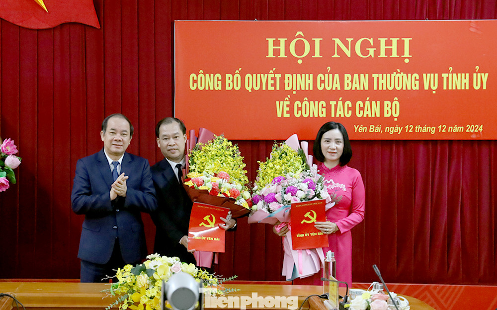 Ông Tạ Văn Long - Phó Bí thư Thường trực Tỉnh ủy, Chủ tịch HĐND tỉnh trao Quyết định, tặng hoa và giao nhiệm vụ cho các đồng chí tân Phó Trưởng Ban Tổ chức Tỉnh ủy.