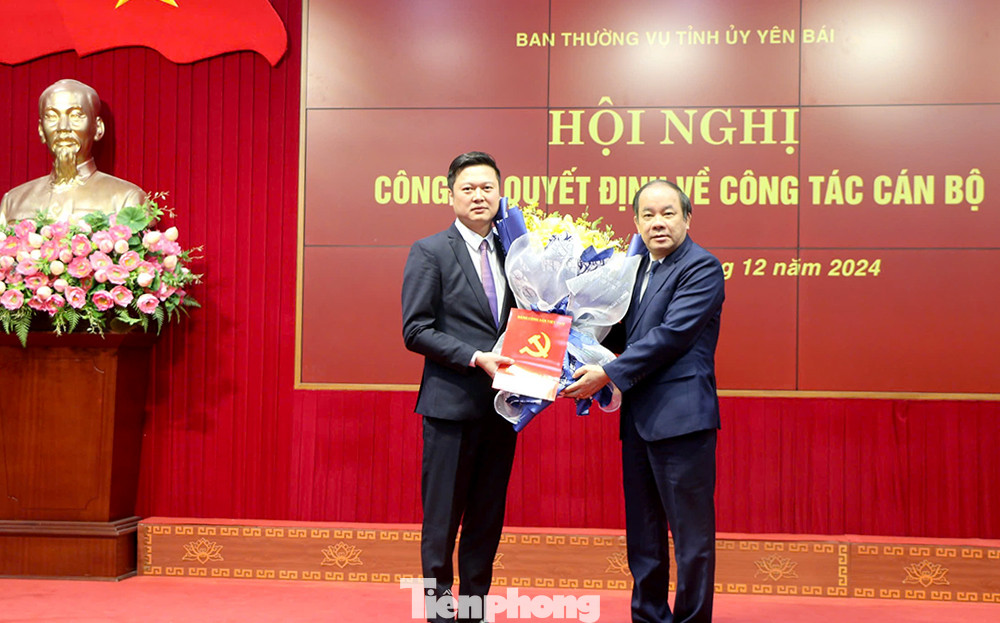 Ông Tạ Văn Long - Phó Bí thư Thường trực Tỉnh ủy, Chủ tịch HĐND tỉnh trao Quyết định, tặng hoa chúc mừng tân Phó Bí thư Huyện ủy Yên Bình Trần Việt Quý