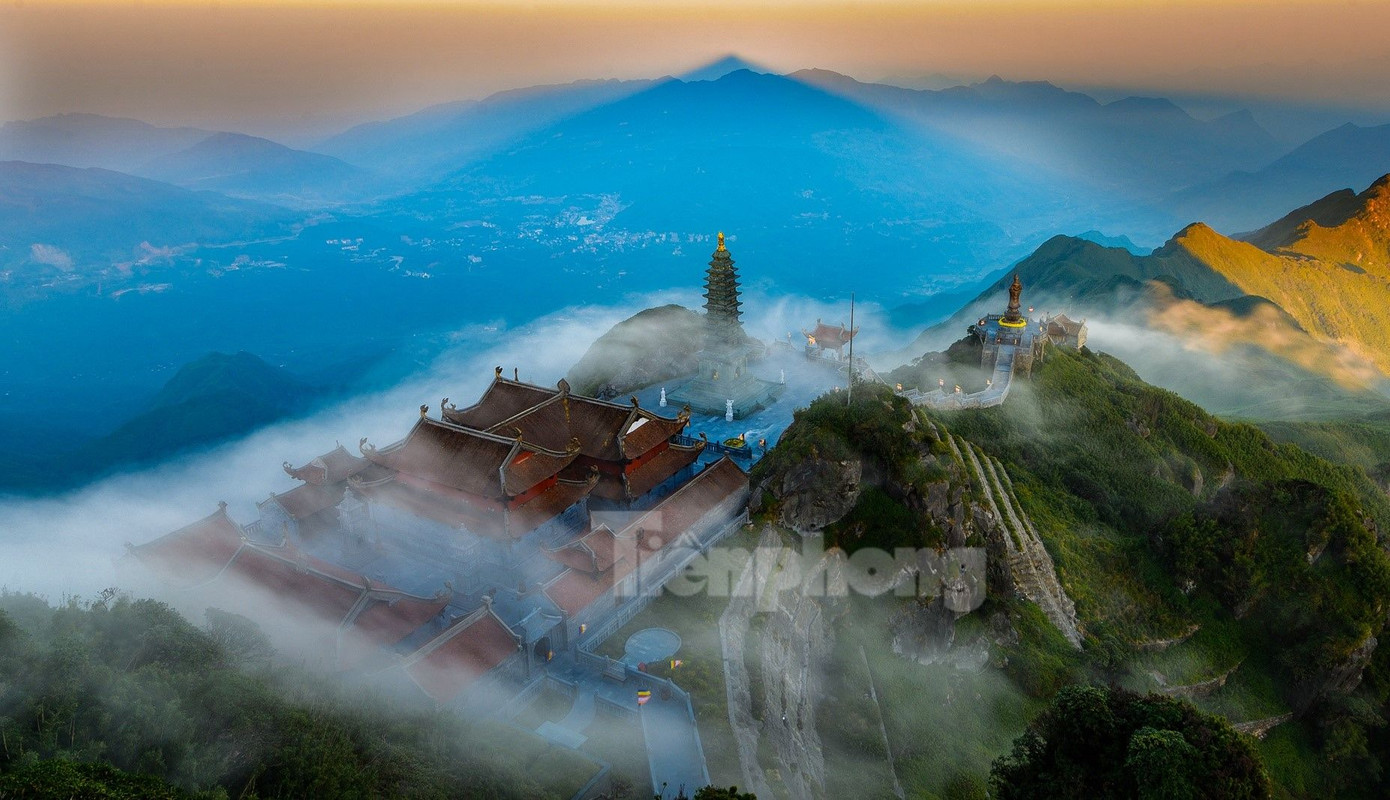 Cũng trong ngày mùng 3 Tết, hội xuân "Mở cổng trời Fansipan" diễn ra với nhiều hoạt động ý nghĩa. Hàng ngàn phật tử và du khách thập phương hội tụ về quần thể văn hóa tâm linh Sun World Fansipan Legend để tham gia nghi lễ mở cổng trời, dâng hoa, tắm Phật, viết lời nguyện ước đầu năm mới, tụng kinh niệm Phật cầu quốc thái dân an và nhiều chương trình ý nghĩa khác.