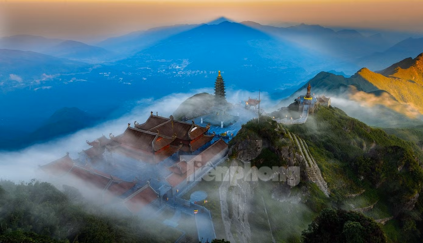 Cũng trong ngày mùng 3 Tết, hội xuân "Mở cổng trời Fansipan" diễn ra với nhiều hoạt động ý nghĩa. Hàng ngàn phật tử và du khách thập phương hội tụ về quần thể văn hóa tâm linh Sun World Fansipan Legend để tham gia nghi lễ mở cổng trời, dâng hoa, tắm Phật, viết lời nguyện ước đầu năm mới, tụng kinh niệm Phật cầu quốc thái dân an và nhiều chương trình ý nghĩa khác.