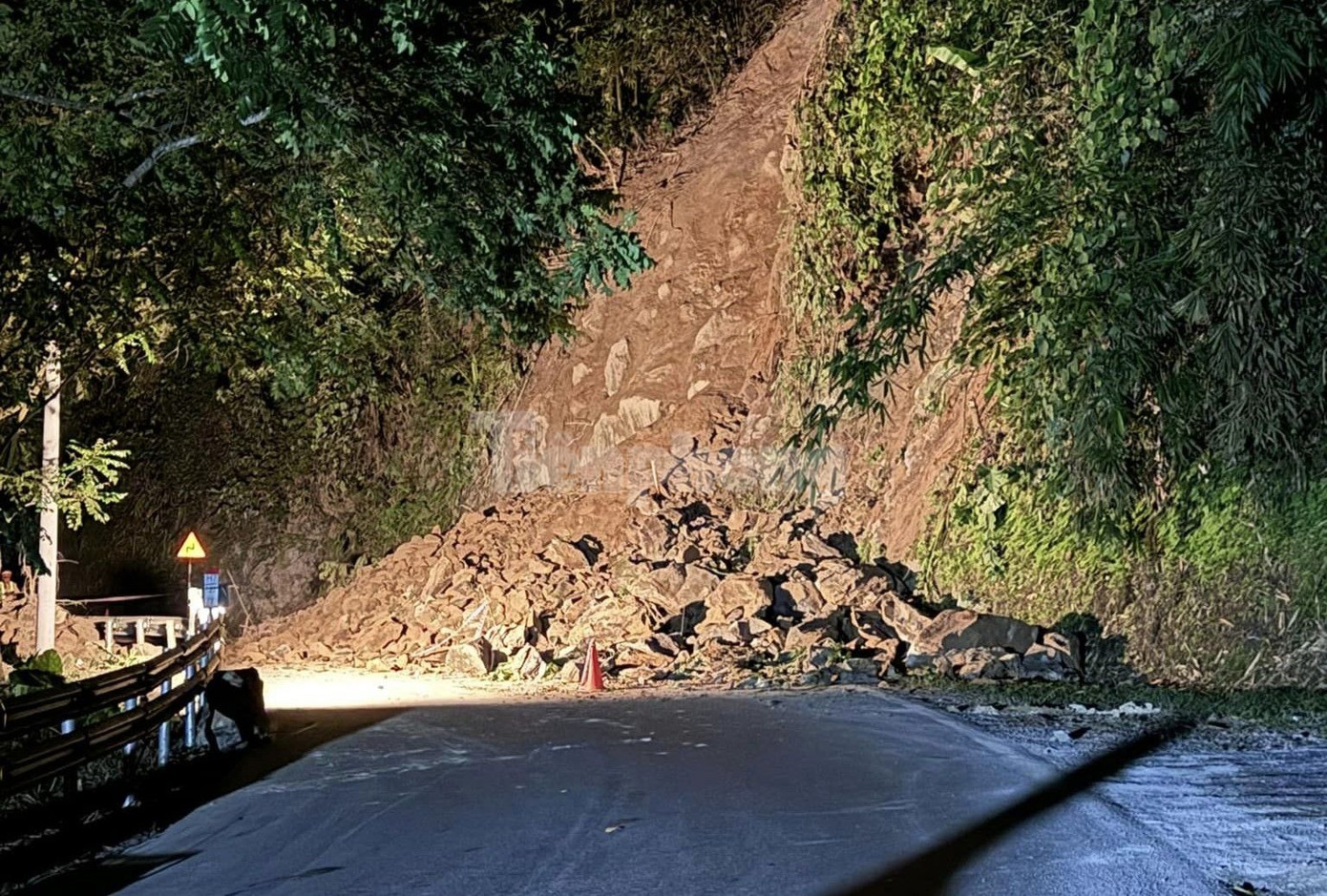 Khu vực taluy đang có nguy cơ sụt sạt bất cứ lúc nào.