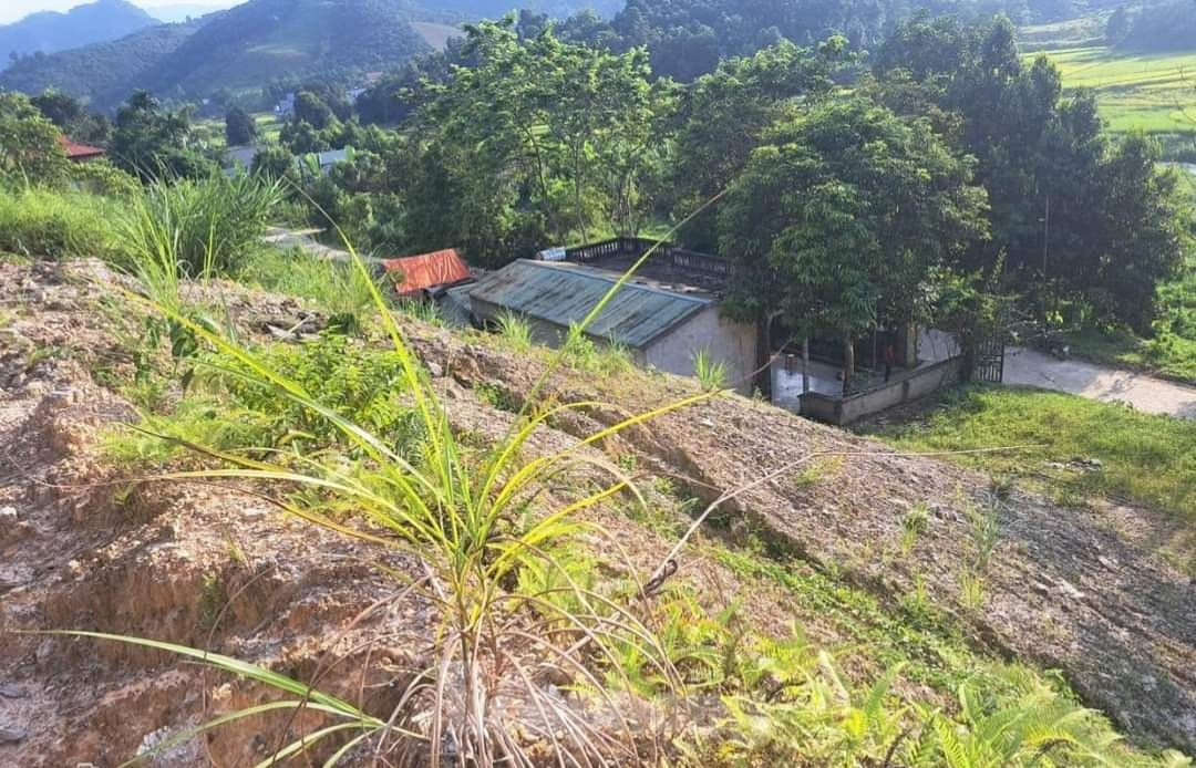 Tại huyện Văn Yên, các địa phương phân công lực lượng, tiến hành rà soát các điểm xung yếu, tuyên truyền, vận động người dân di dời khỏi các khu vực nguy cơ sạt lở để đảm bảo an toàn.