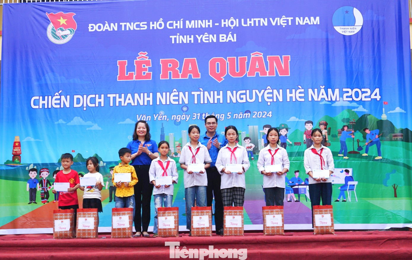 Ban tổ chức trao học bổng cho các học sinh có hoàn cảnh khó khăn trên địa bàn xã Châu Quế Hạ.