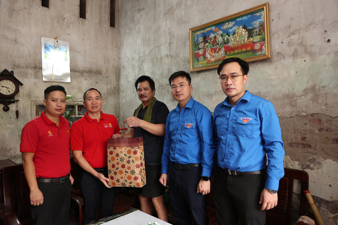 Đoàn công tác trao hỗ trợ cho các gia đình bị ảnh hưởng tại Tuyên Quang.