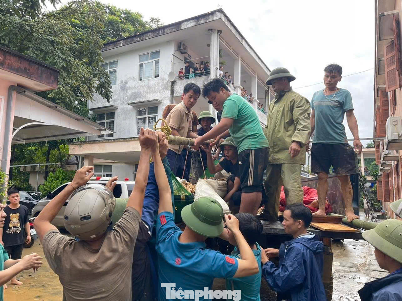 Lực lượng cứu hộ đưa thi thể các nạn nhân được tìm thấy do lũ quét ra khỏi hiện trường. Lực lượng cứu hộ đưa thi thể các nạn nhân được tìm thấy do lũ quét ra khỏi hiện trường.