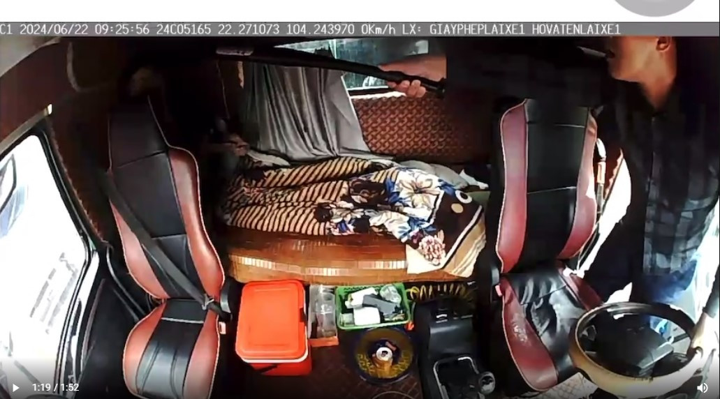 Tài xế ô tô tải phải nép mình trong cabin để tránh bị hành hung. Tài xế ô tô tải phải nép mình trong cabin để tránh bị hành hung.