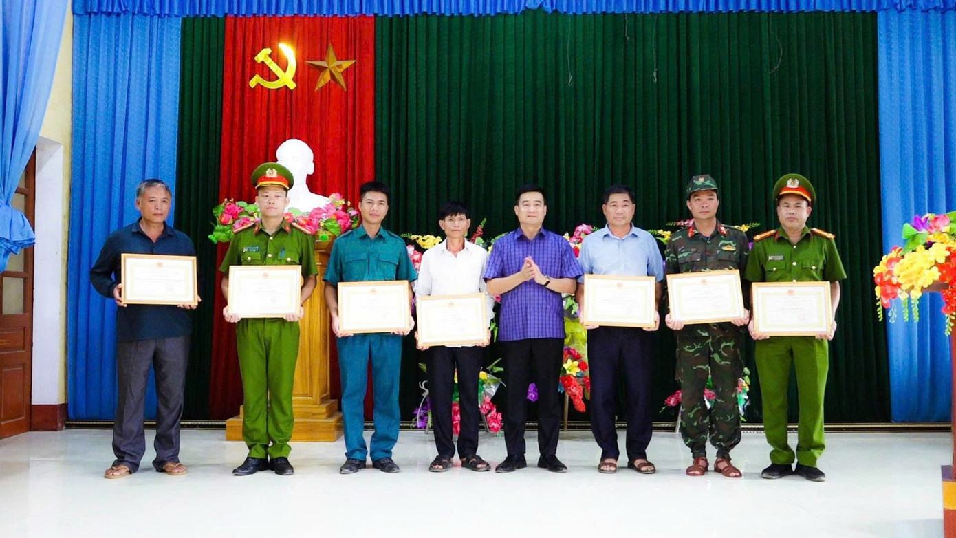 Lãnh đạo huyện Văn Yên trao bằng khen biểu dương các tập thể, cá nhân. Lãnh đạo huyện Văn Yên trao bằng khen biểu dương các tập thể, cá nhân.