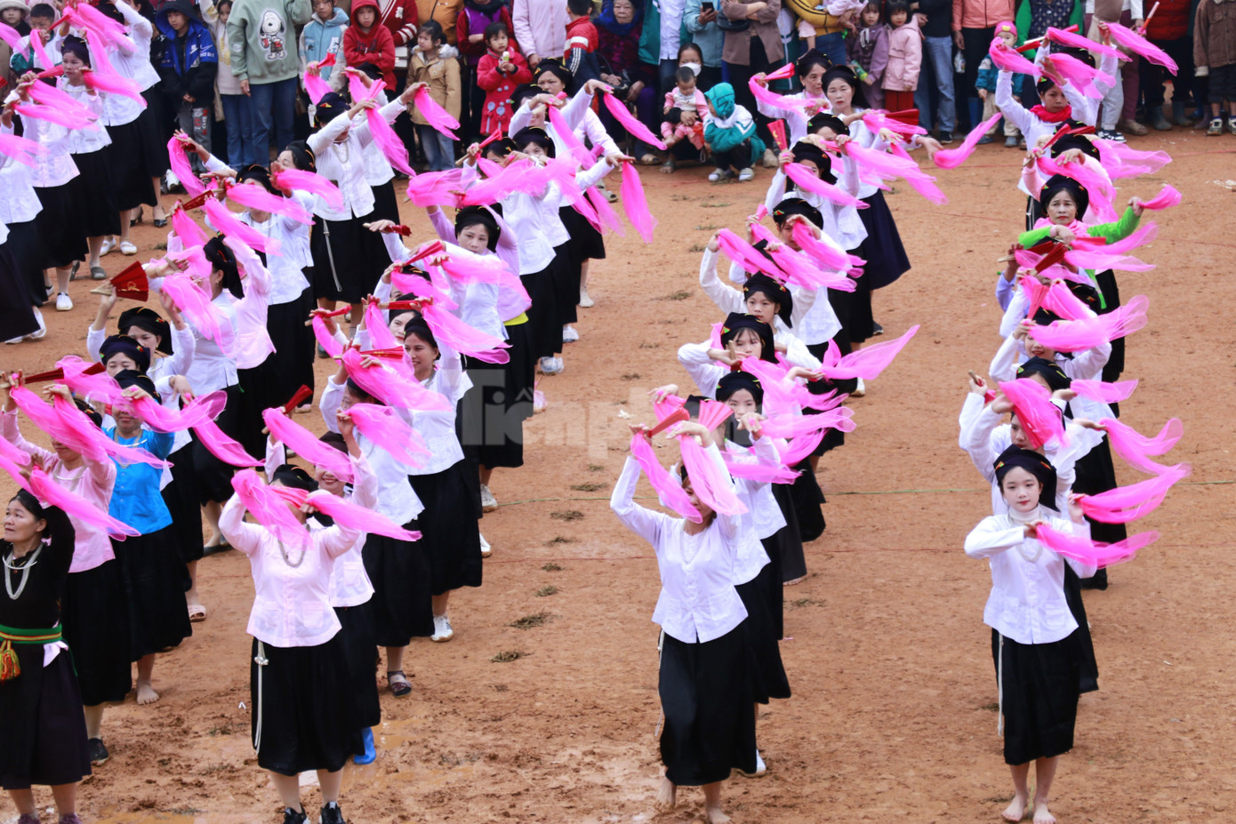 Những năm gần đây, bà con nhận thức đây là lễ hội của mình nên tự giác góp tiền, góp sức để làm. Các hoạt động, chương trình đều có sự thống nhất, phối hợp giữa chính quyền địa phương và các thôn.