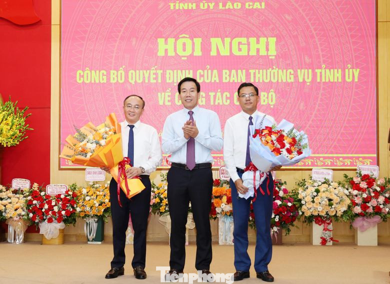 Ông Dương Đức Huy - Ủy viên Ban Thường vụ, Trưởng Ban Tuyên giáo Tỉnh ủy tặng hoa chúc mừng 2 tân Phó Trưởng Ban. Ông Dương Đức Huy - Ủy viên Ban Thường vụ, Trưởng Ban Tuyên giáo Tỉnh ủy tặng hoa chúc mừng 2 tân Phó Trưởng Ban.