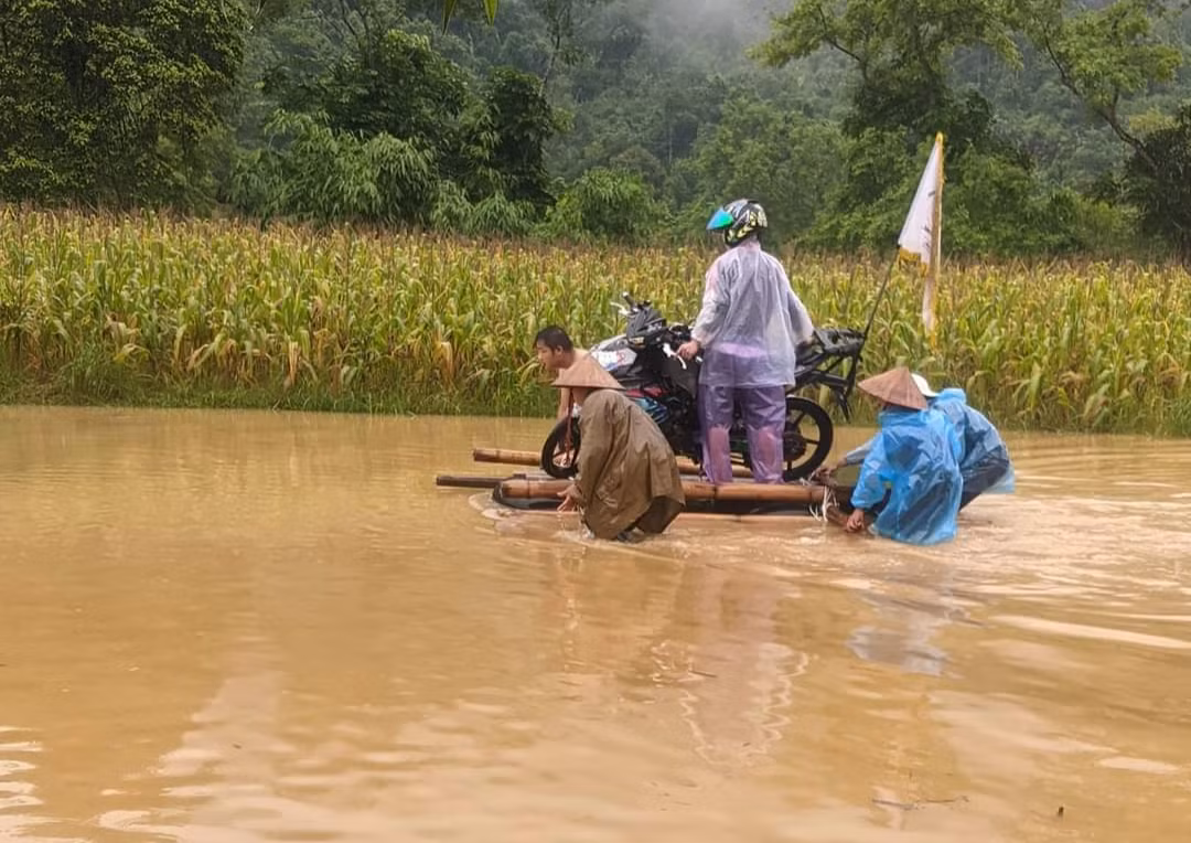 Nước trên sông Lô dâng cao gây ngập úng nhiều nơi, người dân phải dùng bè để di chuyển. Nước trên sông Lô dâng cao gây ngập úng nhiều nơi, người dân phải dùng bè để di chuyển.