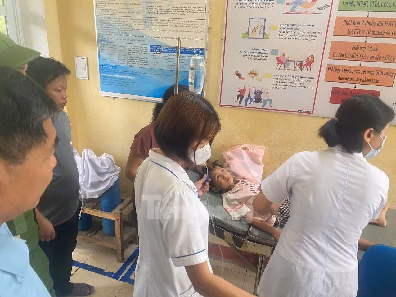 Cháu bé được kiểm tra sức khỏe tại Trung tâm y tế xã Lâm Giang.