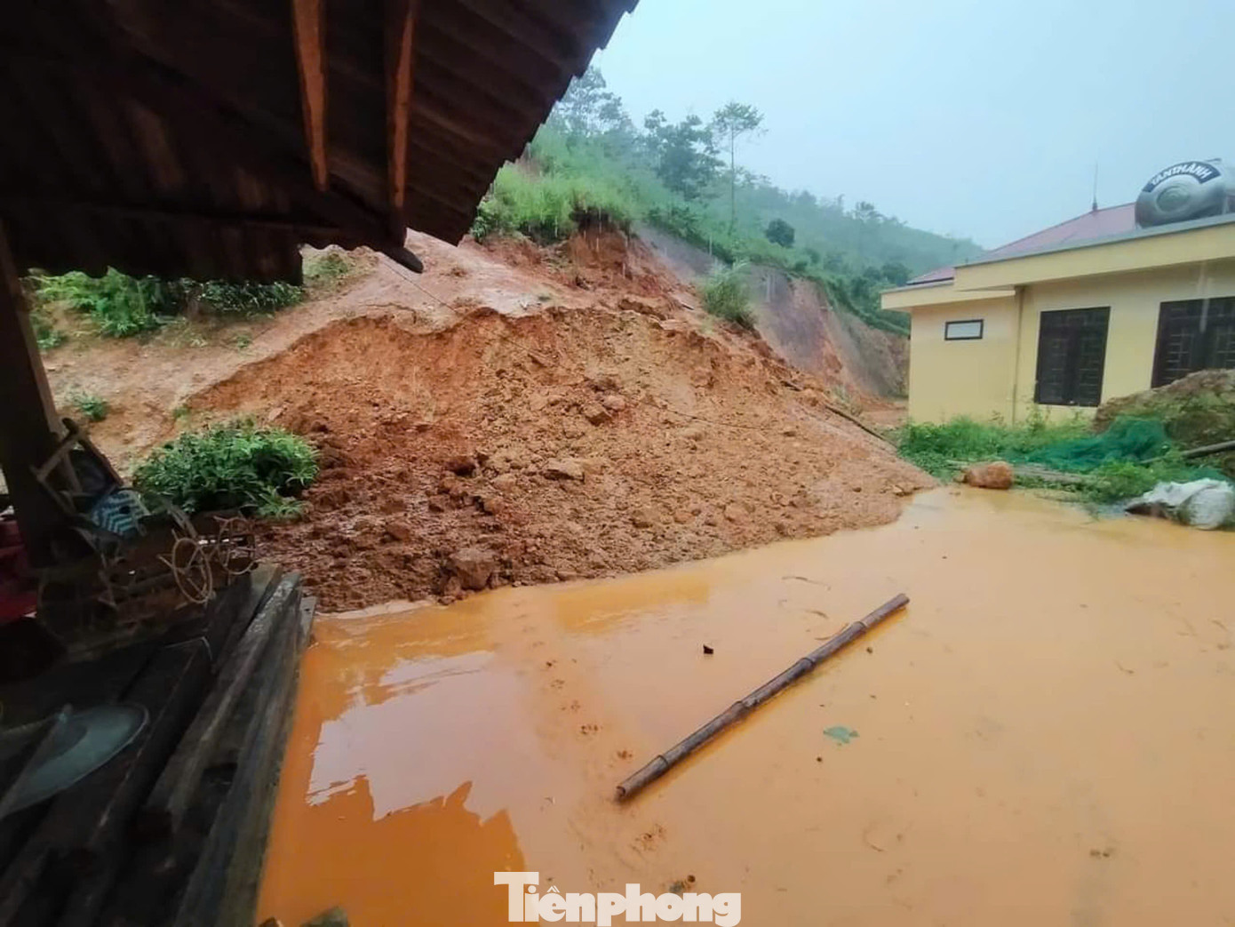 Trong khi đó, tại huyện Văn Chấn, theo thống kê sơ bộ, đến 9h sáng ngày 8/9 mưa, mưa bão đã làm tốc mái 34 ngôi nhà trong đó 8 nhà tốc mái 50% trở lên tập trung tại các xã vùng thượng huyện.