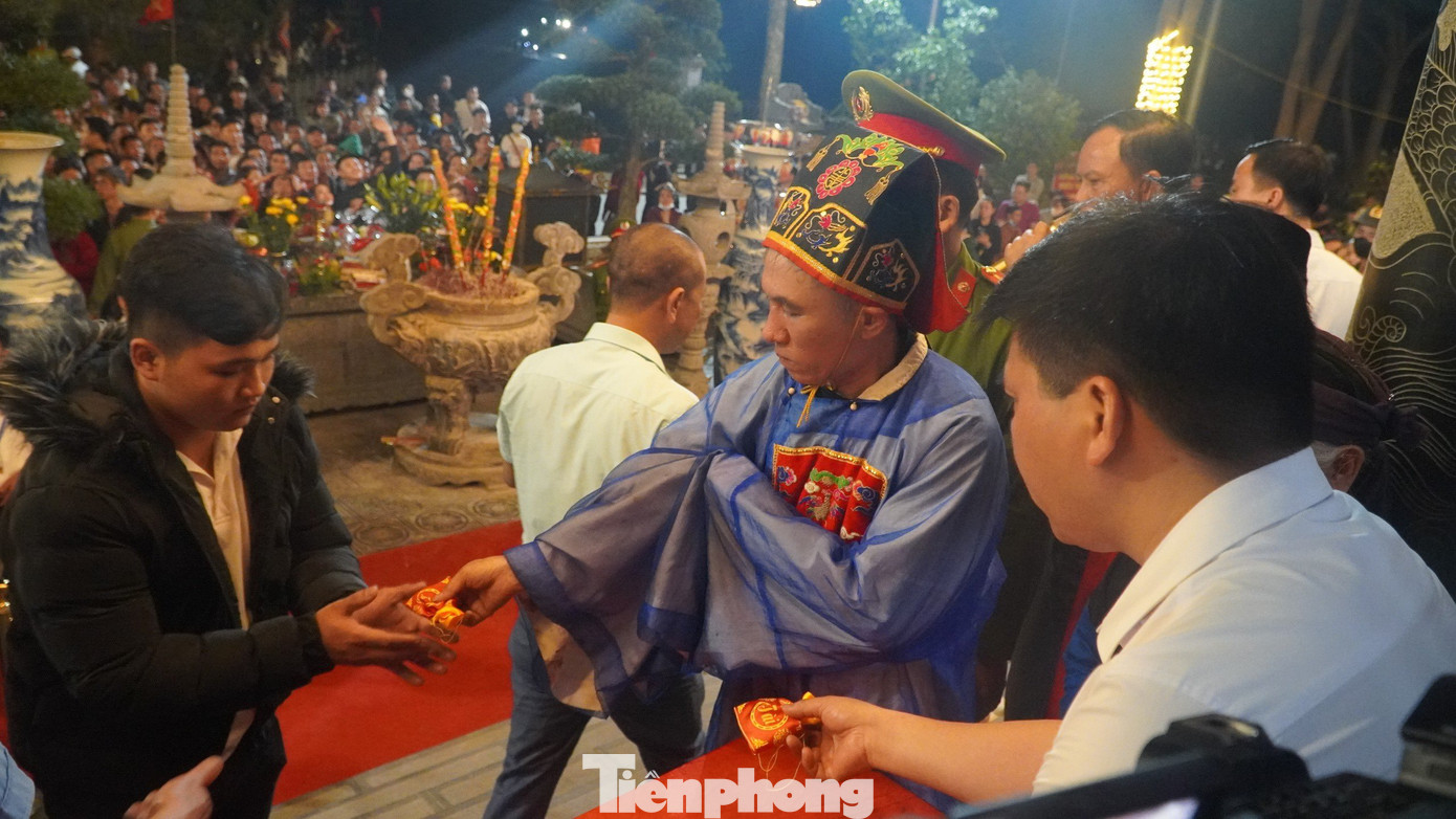 Tiếp đến, hàng nghìn người dân đến chứng kiến nghi lễ mổ trâu tế thần được ban quản lý đền phát lộc Mẫu đầu xuân.