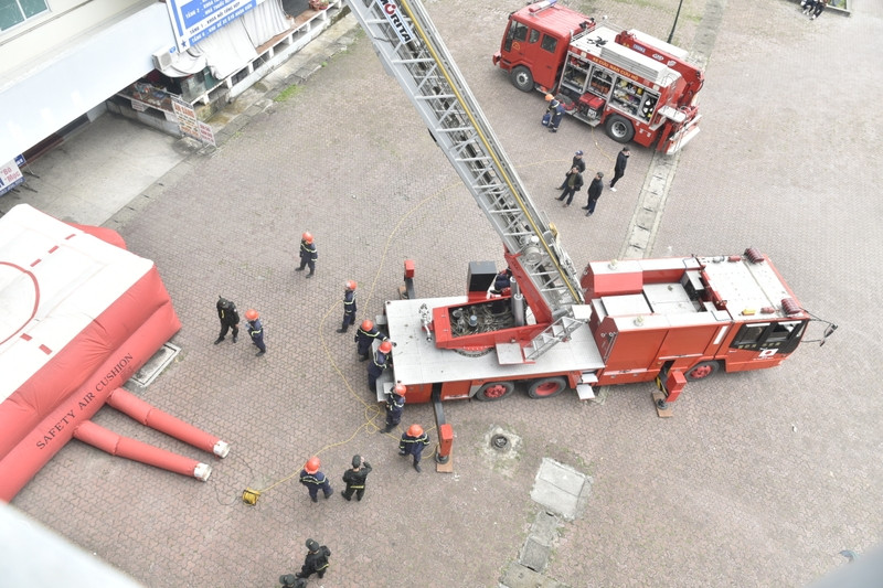 Lực lượng chức năng tiến hành lắp đặt phao hơi cứu hộ. Ảnh BBK. Lực lượng chức năng tiến hành lắp đặt phao hơi cứu hộ. Ảnh BBK.