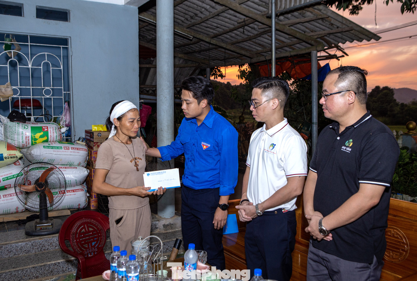 Anh Đồng Mạnh Linh - Phó Bí thư Tỉnh Đoàn Yên Bái cho biết, những tổn thất về con người là không thể cứu vãn, với những cảm thông sâu sắc nhất với bà con đã trải qua nỗi đau tột cùng về việc mất đi người thân, mong muốn với sự quan tâm, động viên, hỗ trợ kịp thời của Tỉnh Đoàn Yên Bái nói riêng và các đơn vị, tổ chức, cá nhân nói chung sẽ giúp các gia đình vững lại tinh thần, vượt qua đau thương.