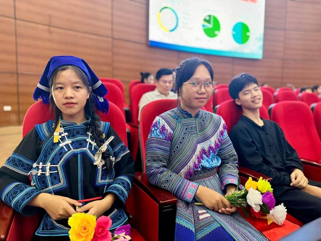 Đại biểu lớn tuổi nhất là 47 tuổi, đại biểu nhỏ tuổi nhất là 16 tuổi.