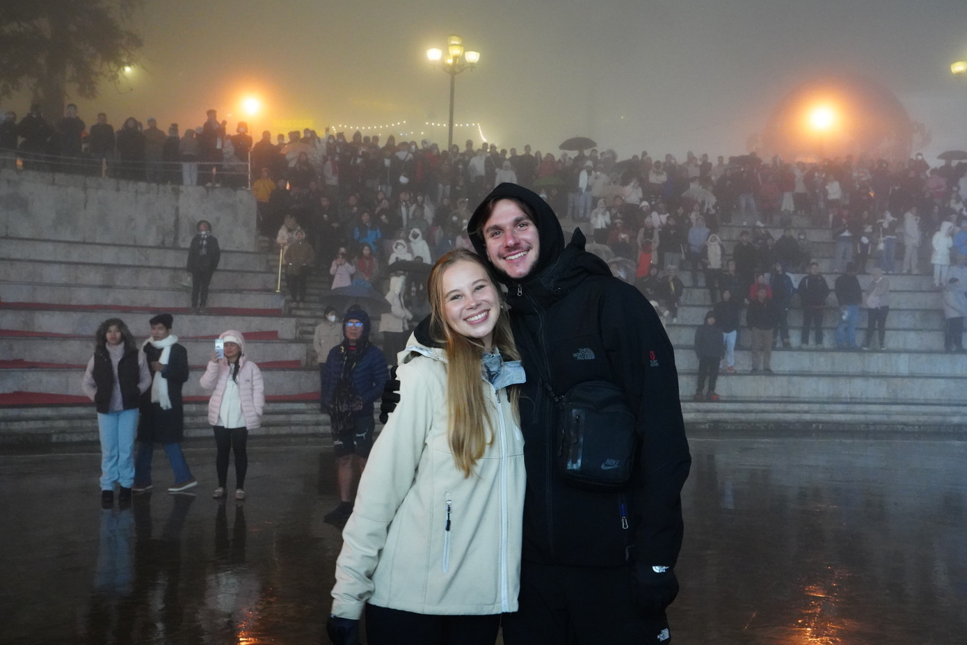 Tại đây, mọi người đắm chìm trong không gian văn hóa Sa Pa với những câu chuyện lịch sử, những tiết mục văn nghệ đặc sắc... Tại đây, mọi người đắm chìm trong không gian văn hóa Sa Pa với những câu chuyện lịch sử, những tiết mục văn nghệ đặc sắc...