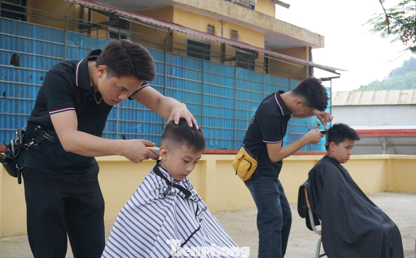 Ngoài ra, tổ chức cắt tóc miễn phí cho các học sinh trên địa bàn xã Châu Quế Hạ.