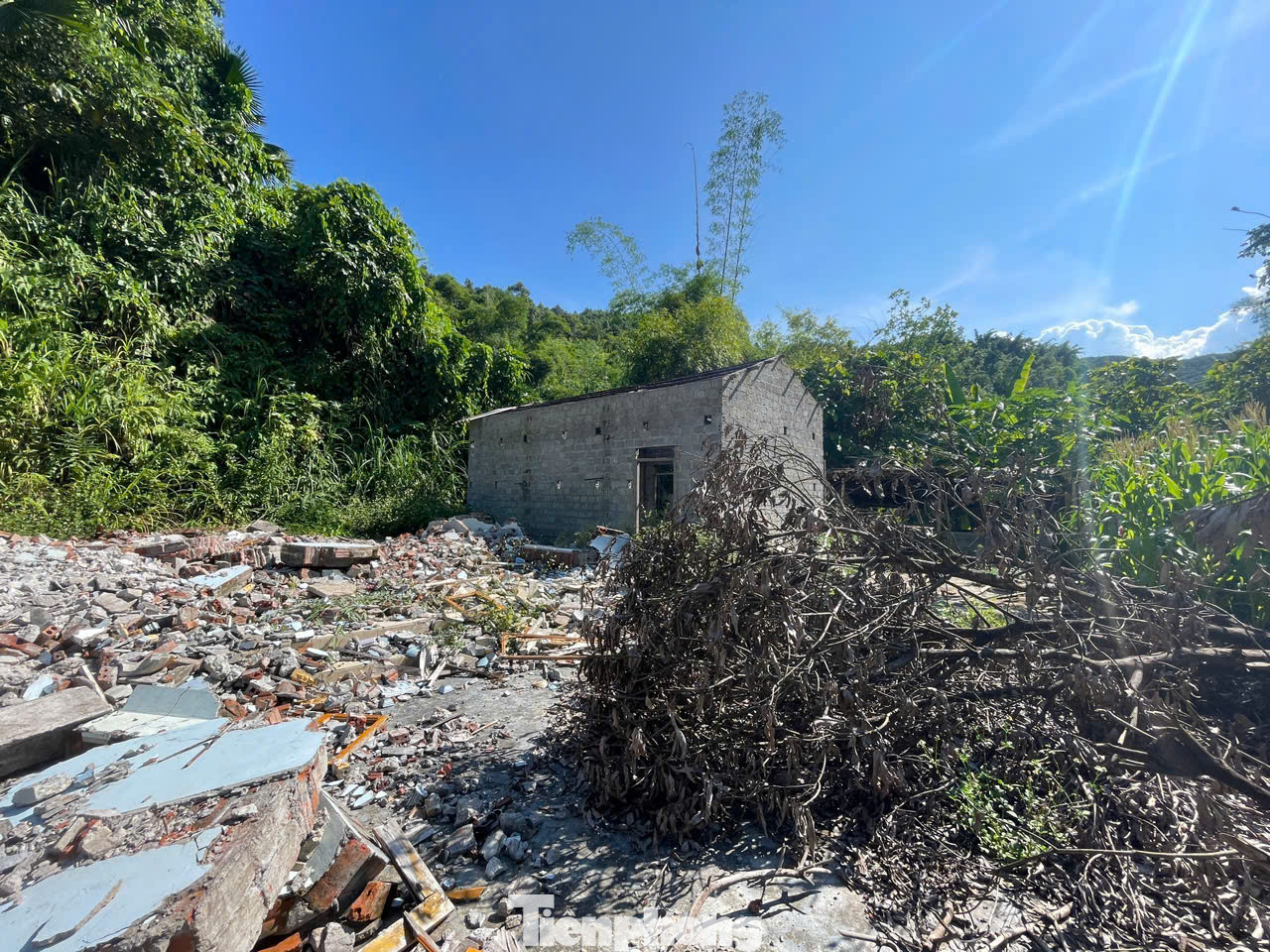 Ông Hồ Viết Hùng - Chủ tịch UBND xã Cam Cọn cho biết, việc khởi công phụ thuộc vào huyện và tỉnh, xã không nắm được. Chính quyền xã phối hợp, tuyên truyền để giải phóng mặt bằng phục vụ dự án. Đến nay, đa phần các hộ dân đã chấp thuận bàn giao đất và chuyển về khu vực tái định cư mới.