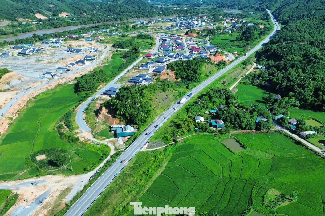 Dự án được chia làm 2 giai đoạn, trong đó giai đoạn 1 thực hiện từ năm 2021 nhằm xây dựng cảng hàng không Sa Pa đạt tiêu chuẩn cảng hàng không cấp 4C và sân bay quân sự cấp II, đạt công suất 1,5 triệu hành khách/năm; giai đoạn 2 thực hiện sau năm 2028 sẽ hoàn thành các hạng mục của dự án để đạt công suất 3 triệu hành khách/năm.