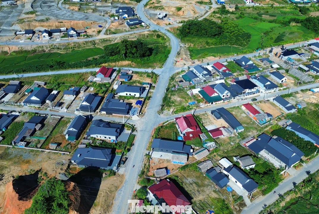 Dự án được chia làm 2 giai đoạn, trong đó giai đoạn 1 thực hiện từ năm 2021 nhằm xây dựng cảng hàng không Sa Pa đạt tiêu chuẩn cảng hàng không cấp 4C và sân bay quân sự cấp II, đạt công suất 1,5 triệu hành khách/năm; giai đoạn 2 thực hiện sau năm 2028 sẽ hoàn thành các hạng mục của dự án để đạt công suất 3 triệu hành khách/năm.