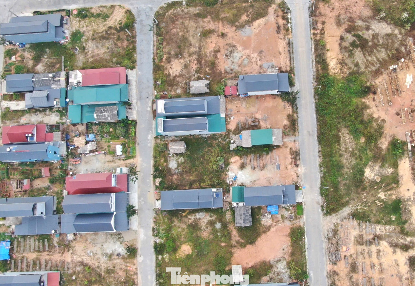 Các hộ dân ở xã Cam Cọn đã nhường đất để phục vụ dự án xây dựng cảng hàng không Sa Pa. Hiện nay, những hộ này được chuyển đến vị trí tái định cư mới khang trang, sạch đẹp.