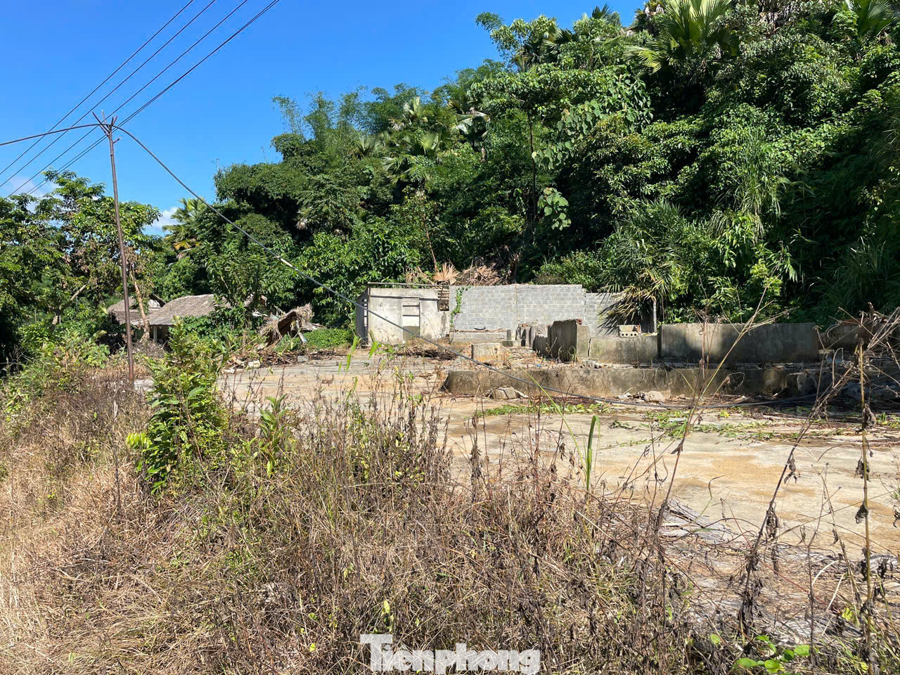 Ông Hồ Viết Hùng - Chủ tịch UBND xã Cam Cọn cho biết, việc khởi công phụ thuộc vào huyện và tỉnh, xã không nắm được. Chính quyền xã phối hợp, tuyên truyền để giải phóng mặt bằng phục vụ dự án. Đến nay, đa phần các hộ dân đã chấp thuận bàn giao đất và chuyển về khu vực tái định cư mới.