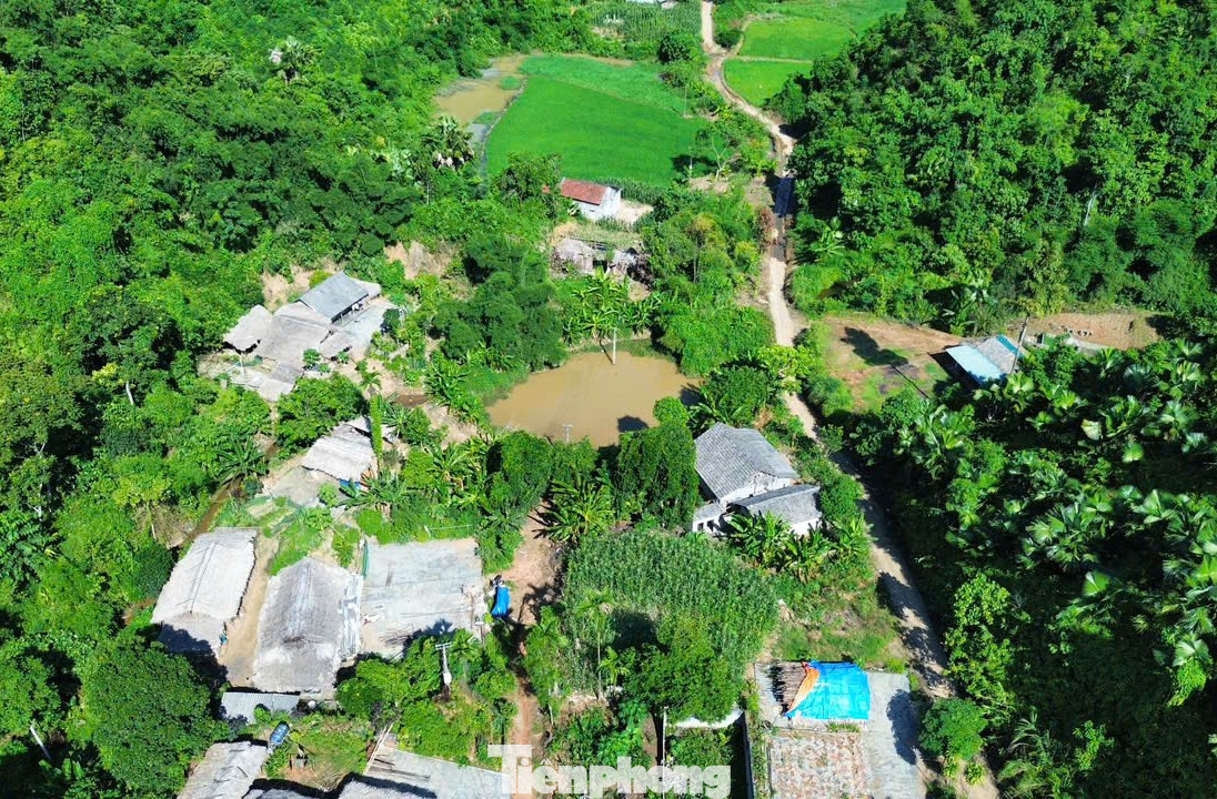 Những ngày đầu tháng 12, theo ghi nhận của phóng viên, hàng chục ngôi nhà nằm trong quy hoạch, thuộc diện giải phóng mặt bằng ở xã Cam Cọn, huyện Bảo Yên, tỉnh Lào Cai đã tháo dỡ, đập bỏ để thực hiện dự án sân bay Sa Pa.