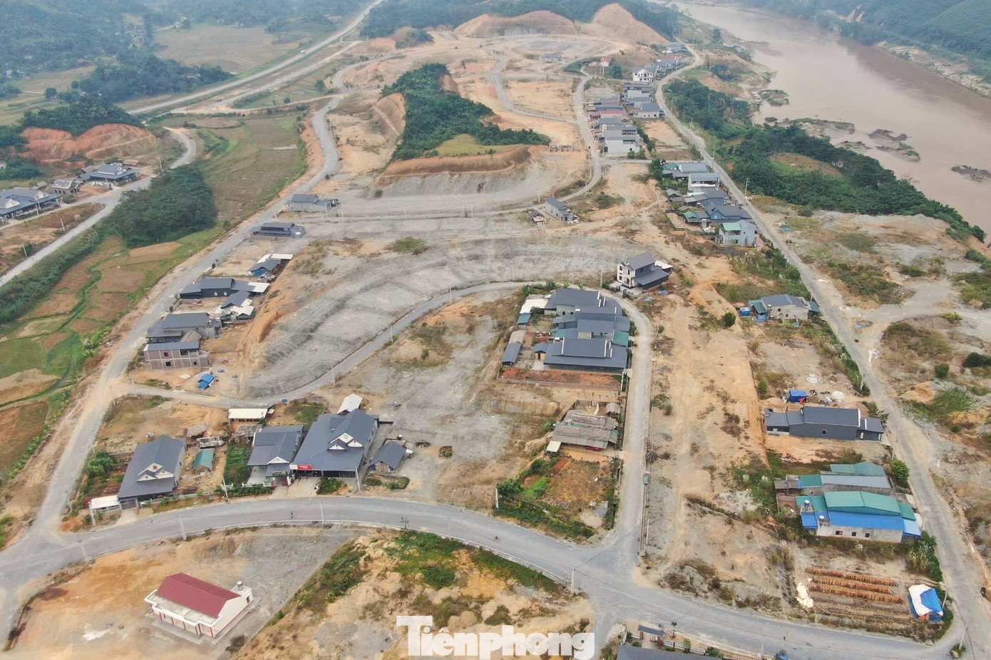 Liên quan vấn đề này, lãnh đạo Sở Giao thông Vận tải tỉnh Lào Cai thông tin, dự án chưa thể triển khai do chưa tìm được đối tác dù đã qua 2 lần mời thầu, thậm chí phải gia hạn thời gian 2 lần. Nguyên nhân là do doanh nghiệp thấy tiền đầu tư lớn, khó có lãi nên chưa mặn mà.