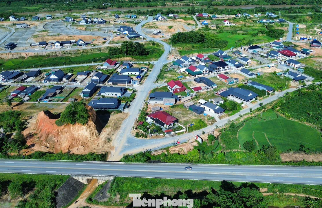 Các hộ dân ở xã Cam Cọn đã nhường đất để phục vụ dự án xây dựng cảng hàng không Sa Pa. Hiện nay, những hộ này được chuyển đến vị trí tái định cư mới khang trang, sạch đẹp.